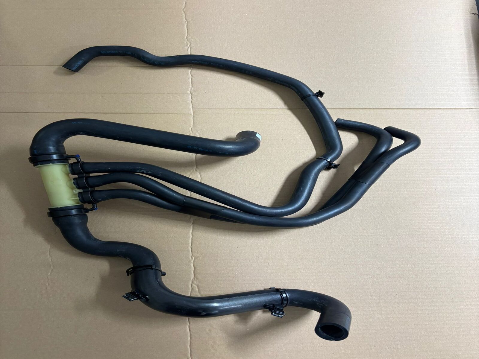 RADYATÖR ÇIKIŞ HORTUMU FLUENCE-MEGANE3 (BENZİNLİ)